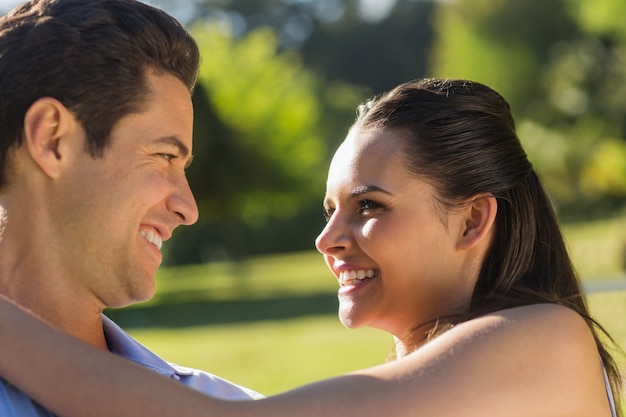 Pareja amorosa y feliz mirando el uno al otro en el parque