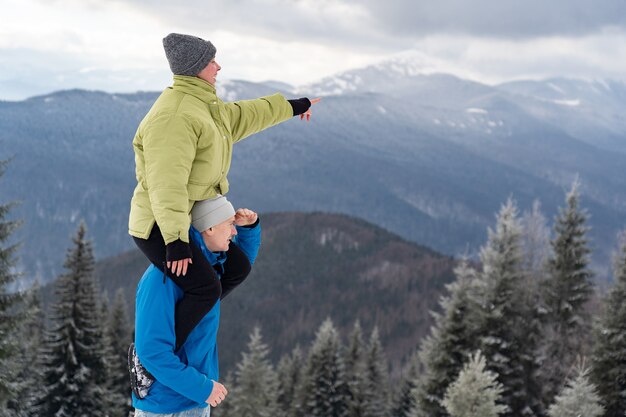 Una pareja amorosa en el fondo de las montañas de invierno. Concepto de relación, vacaciones y viajes.