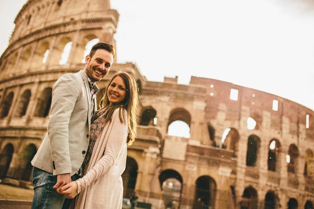 Pareja amorosa frente al Coliseo en Roma