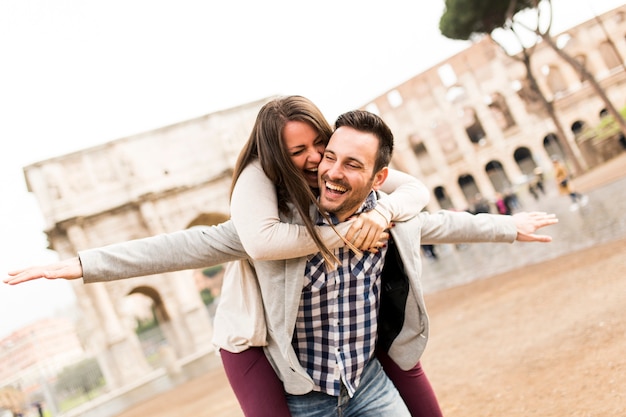 Pareja amorosa frente al Coliseo en Roma