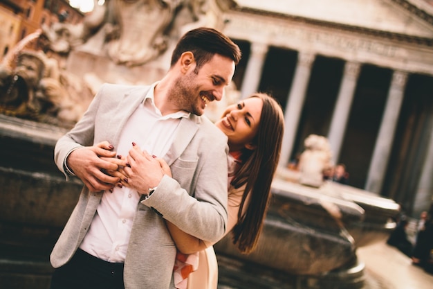 Pareja amorosa frente al Panteón en Roma