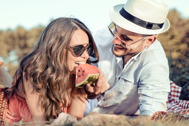 Pareja amorosa haciendo un picnic en verano