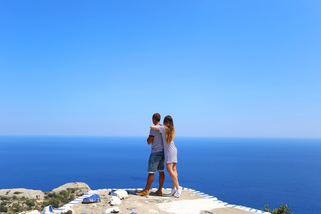 Una pareja amorosa y una hermosa vista del mar, concepto de amor