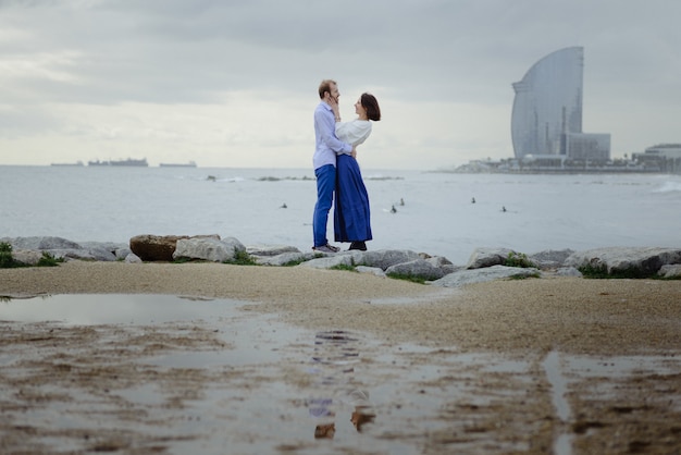 Una pareja amorosa, un hombre y una mujer disfrutando de las vacaciones de verano en una playa paradisíaca tropical con agua de mar clara y pintoresca