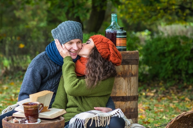 Pareja amorosa en jardín de otoño