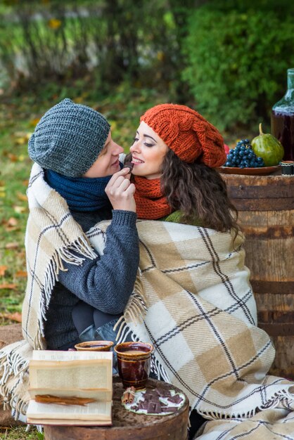 Pareja amorosa en jardín de otoño