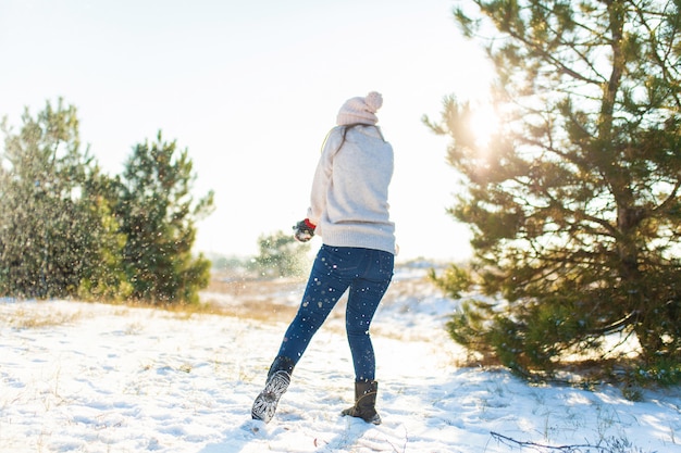 Pareja amorosa jugar bolas de nieve en invierno en el bosque. Tirarse nieve. Ríete y pasa un buen rato