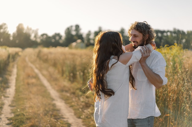 Una pareja amorosa junta en la naturaleza.