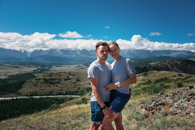 Pareja amorosa juntos en la montaña