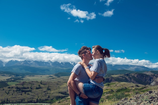 Pareja amorosa juntos en la montaña