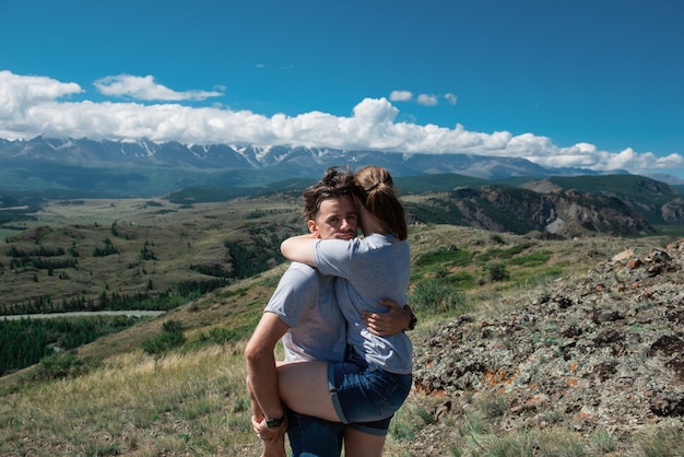 Pareja amorosa juntos en la montaña