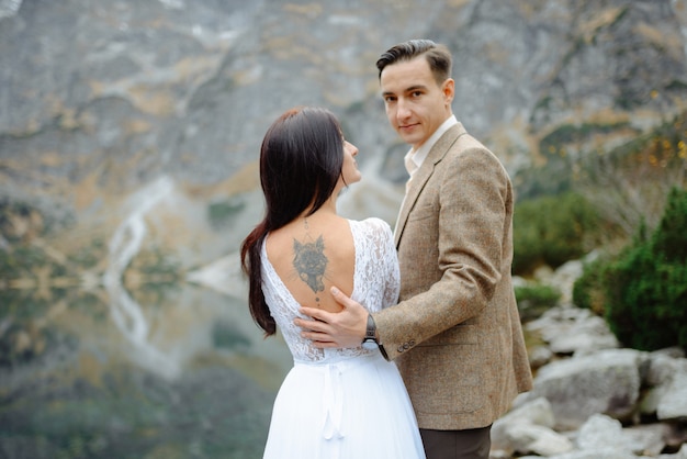 Pareja amorosa en el lago