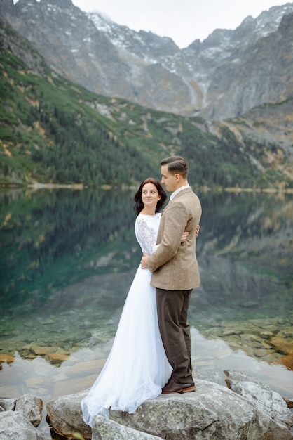 Pareja amorosa en el lago