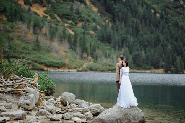 Pareja amorosa en el lago