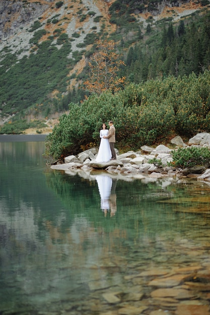 Pareja amorosa en el lago