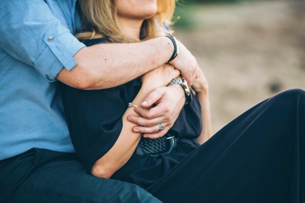 Foto pareja amorosa manos abrazándose