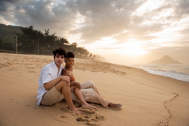 Foto pareja amorosa mostrando afecto en la playa cerca del océano