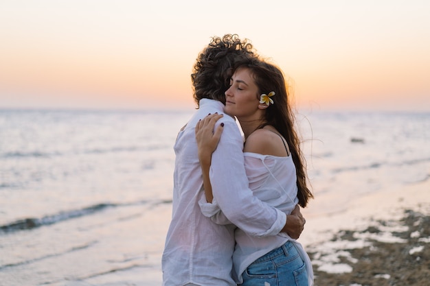 Pareja amorosa en la orilla del mar. Felices juntos. Feliz día de San Valentín.