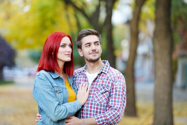 Pareja amorosa en el parque otoño