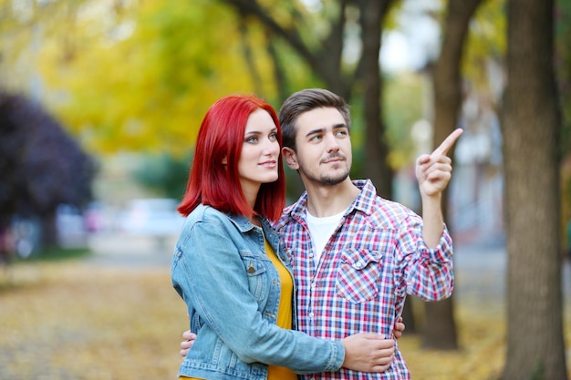 Pareja amorosa en el parque otoño