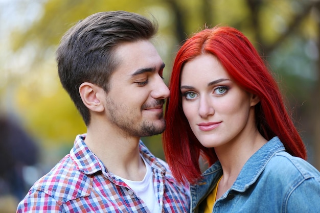 Pareja amorosa en el parque otoño