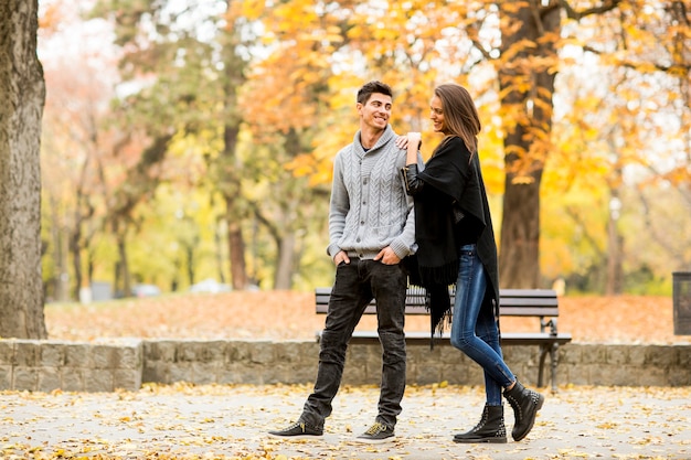 Pareja amorosa en el parque de otoño