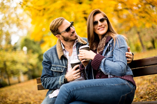 Pareja amorosa en el parque de otoño