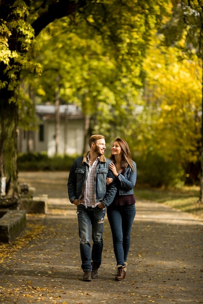 Pareja amorosa en el parque de otoño