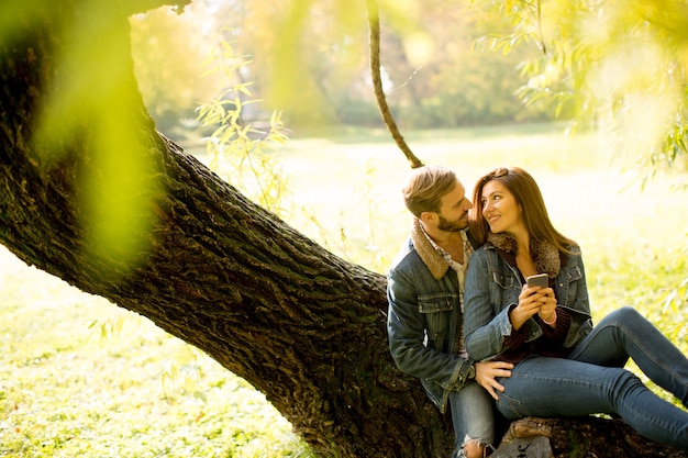 Pareja amorosa en el parque de otoño