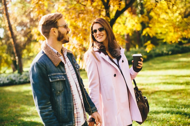 Pareja amorosa en el parque de otoño