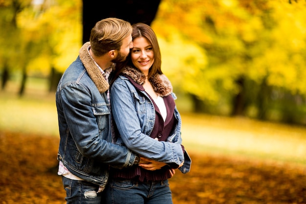 Pareja amorosa en el parque de otoño