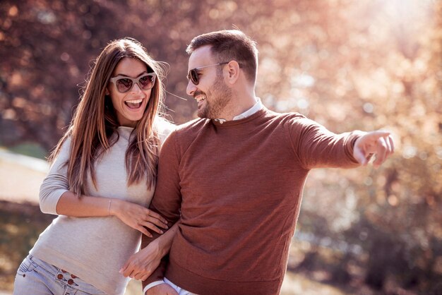 Pareja amorosa en el parque