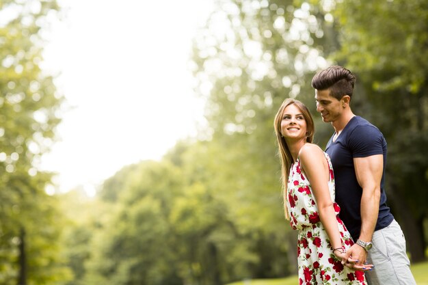 Pareja amorosa en el parque