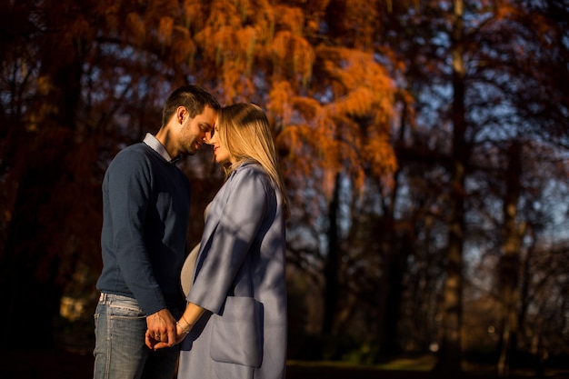 Pareja amorosa en el parque