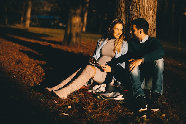 Pareja amorosa en el parque