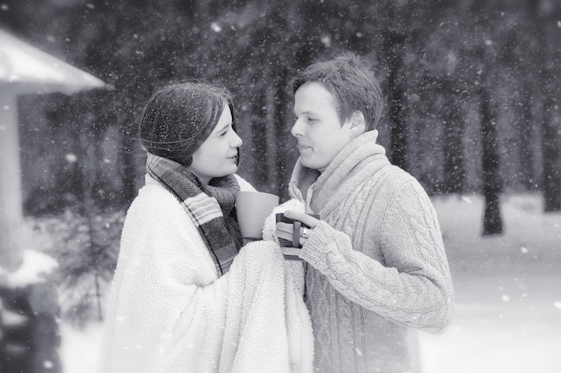 Una pareja amorosa en un paseo invernal. Hombre y mujer en una cita en el parque en invierno. Amigos en un parque de invierno