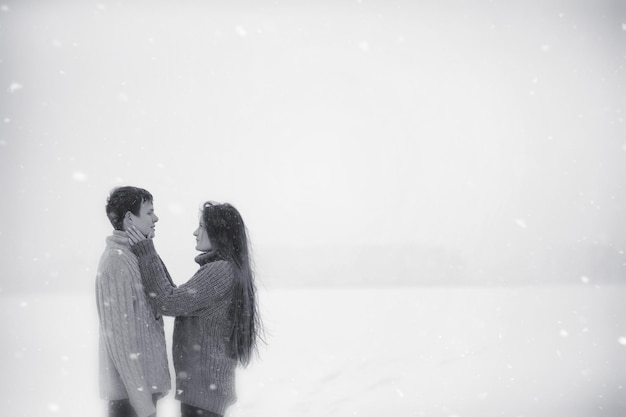 Una pareja amorosa en un paseo invernal. Hombre y mujer en una cita en el parque en invierno. Amigos en un parque de invierno