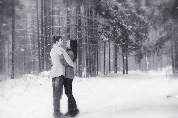 Una pareja amorosa en un paseo invernal. Hombre y mujer en una cita en el parque en invierno. Amigos en el parque de invierno