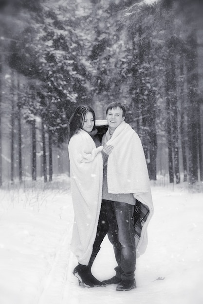 Una pareja amorosa en un paseo invernal. Hombre y mujer en una cita en el parque en invierno. Amigos en el parque de invierno