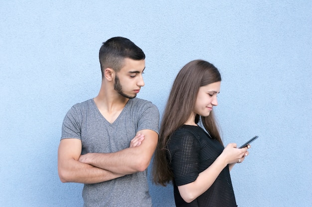 Pareja amorosa de pie juntos