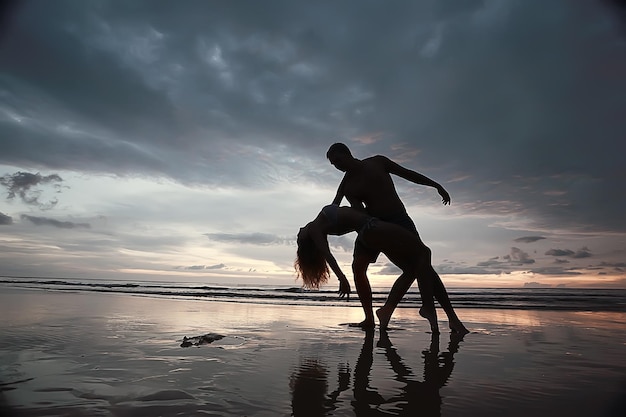 pareja amorosa en la playa / vacaciones de verano, costa del mar, amor, vacaciones románticas en el mar