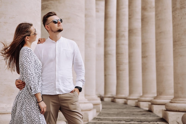 Pareja amorosa en la Plaza de San Pedro en el Vaticano