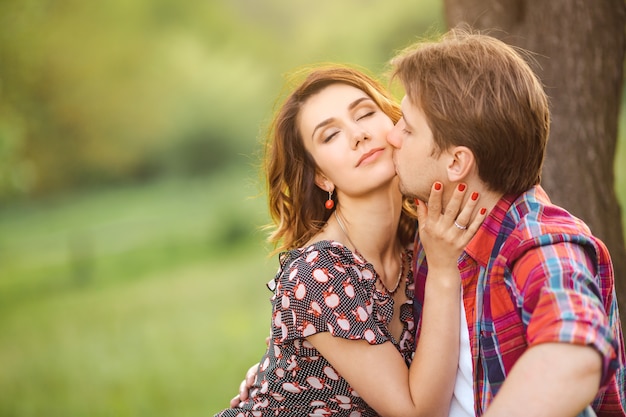 Pareja amorosa en un prado