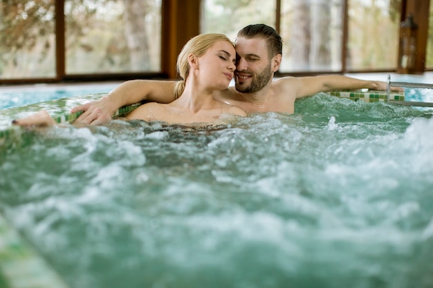 Pareja amorosa relajante en jacuzzi