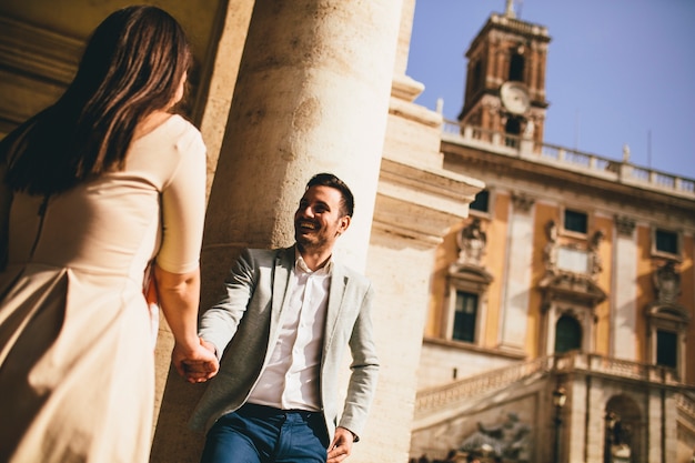 Pareja amorosa en Roma, Italia