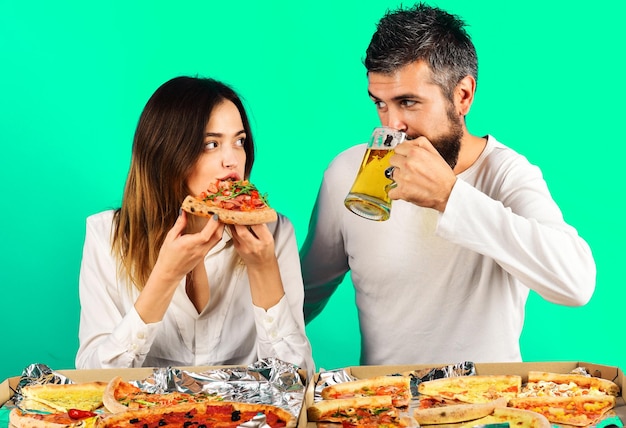 Pareja amorosa en ropa casual comiendo pizza hombre bebiendo cerveza mujer comer rebanada de pizza comida rápida