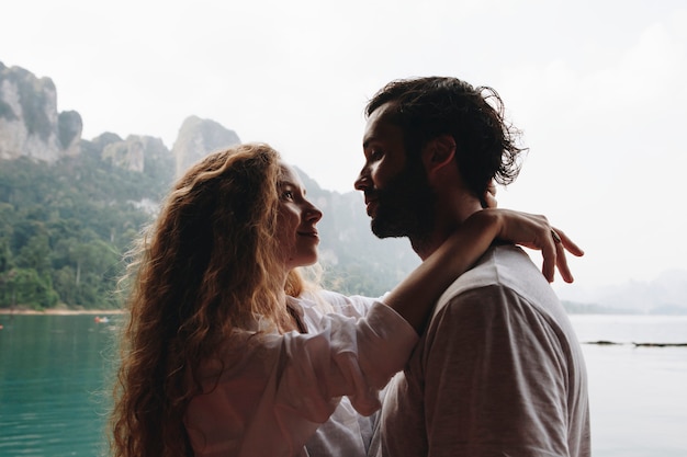 Pareja amorosa teniendo un momento romántico.