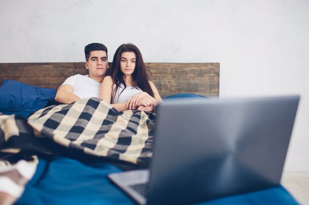 Una pareja amorosa viendo una película en una computadora portátil