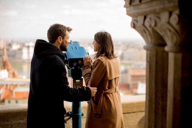 Pareja amorosa en la zona histórica de Budapest, Hungría