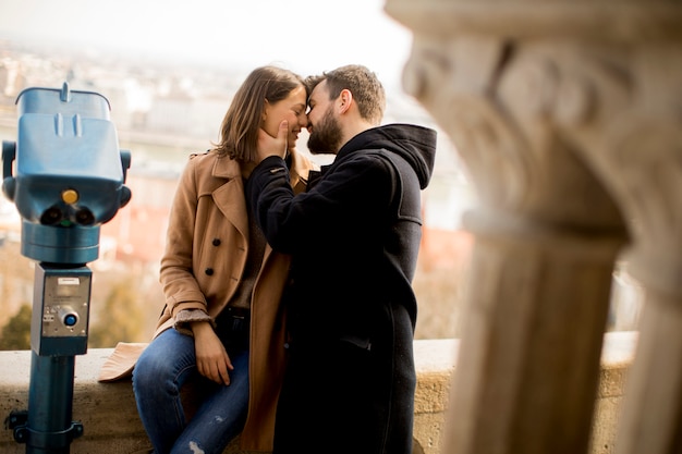 Pareja amorosa en la zona histórica de Budapest, Hungría